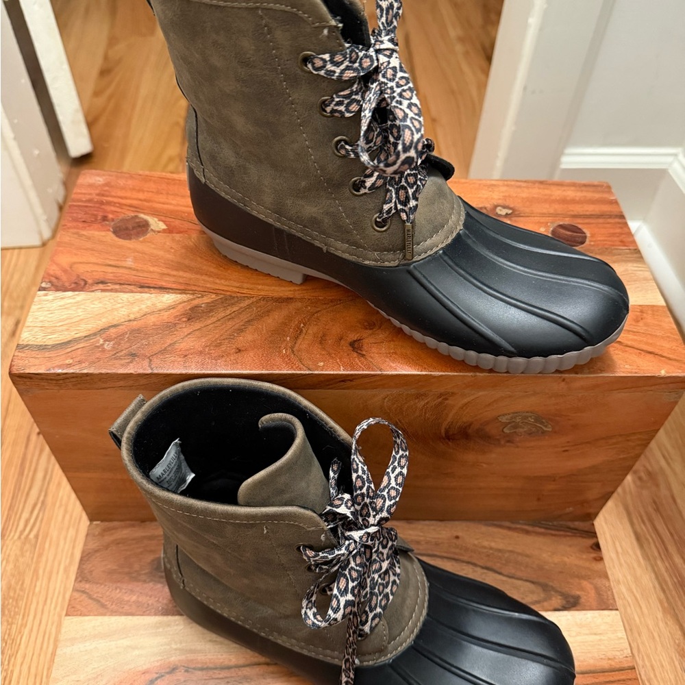 Stylish Women's Black and Brown Winter Boots